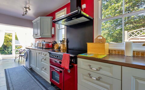 Wern Cottage: Køkken, Køkken Apparat, Større Bandage, Indretning, Komfur, Møbel, Komfur, Cabinetry, Countertop, Gaskomfur