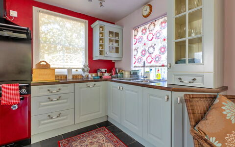 Wern Cottage: Køkken, Indretning, Køkken Apparat, Countertop, Cabinetry, Møbel, Større Bandage, Træ, Gulvbelægning, Loft
