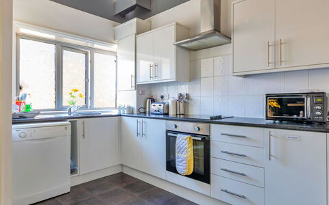 Colwyn Bay 646: Køkken Apparat, Køkken, Countertop, Større Bandage, Cabinetry, Indretning, Husholdningsapparat, Gulvbelægning, Komfur, Loft
