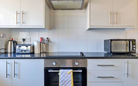 Colwyn Bay 646: Køkken Apparat, Køkken, Countertop, Større Bandage, Cabinetry, Gulvbelægning, Indretning, Husholdningsapparat, Træ, Møbel