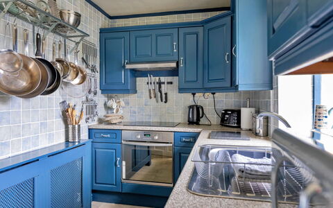 Ty Pen Y Bryn, Castle Views: Blå, Køkken, Cabinetry, Køkken Apparat, Countertop, Indretning, Større Bandage, Møbel, Gulvbelægning, Træ