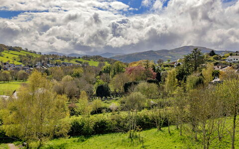Ty Pen Y Bryn, Castle Views: Himmel, Bjergrige Landskabsformer, Træ, Græs, Natur, Grøn, Sky, Bakke, Bjerg, Vegetationen