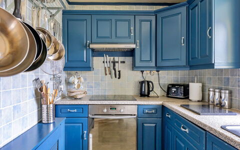 Ty Pen Y Bryn, Castle Views: Blå, Cabinetry, Køkken, Køkken Apparat, Møbel, Indretning, Countertop, Træ, Gulvbelægning, Skuffe