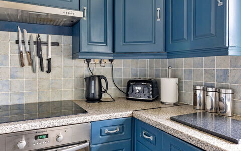 Ty Pen Y Bryn, Castle Views: Blå, Køkken, Køkken Apparat, Cabinetry, Countertop, Større Bandage, Gulvbelægning, Indretning, Møbel, Skuffe