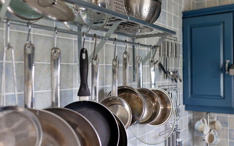 Ty Pen Y Bryn, Castle Views: Pot Rack, Køkken, Hylde, Reoler, Tallerkner, Serveware