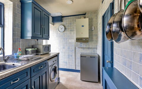 Ty Pen Y Bryn, Castle Views: Større Bandage, Gulvbelægning, Indretning, Vaskemaskine, Køkken, Etage, Countertop, Cabinetry, Køkken Apparat, Vaskerum