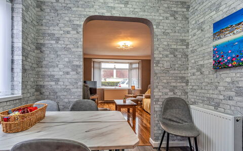 Hafan Traeth: Væg, Gulvbelægning, Indretning, Etage, Loft, Møbel, Mursten, Couch, Værelse, Stue