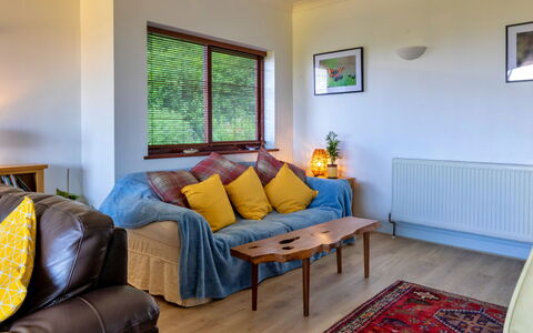Yr Ardd Bellaf: Møbel, Indretning, Gulvbelægning, Etage, Couch, Træ, Værelse, Loft, Stue, Bord