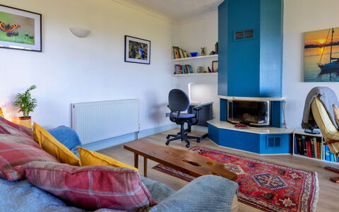 Yr Ardd Bellaf: Møbel, Indretning, Gulvbelægning, Etage, Couch, Træ, Værelse, Loft, Stue, Belysning