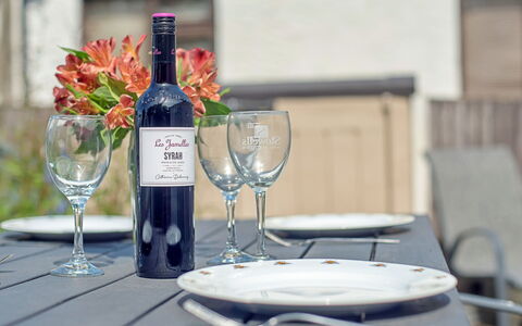Morwen: Flaske, Barware, Bord, Glas Flaske, Møbel, Bordservice, Vin, Vinflaske, Drinkware