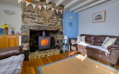 Penrhos Sea Cottage: Træ, Møbel, Gulvbelægning, Hearth, Hjem, Sommerhus, Stue, Hårdttræ, Bejdse