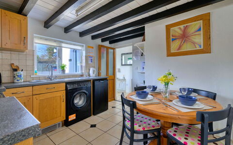 Penrhos Sea Cottage: Gulvbelægning, Indretning, Møbel, Etage, Loft, Countertop, Værelse, Belysning, Hjem, Køkken