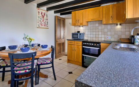 Penrhos Sea Cottage: Gulvbelægning, Møbel, Countertop, Indretning, Køkken, Etage, Cabinetry, Værelse, Flise, Loft
