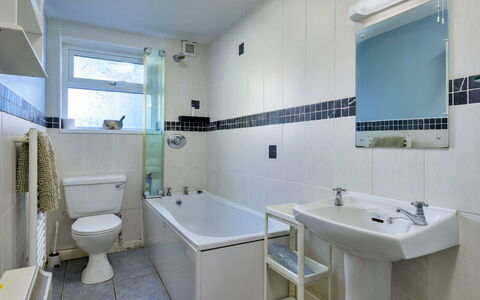 Penrhos Sea Cottage: Badeværelse, Sanitærarmatur, Gulvbelægning, Etage, Indretning, Badekar, Håndvask, Toilet, Vvs, Tap