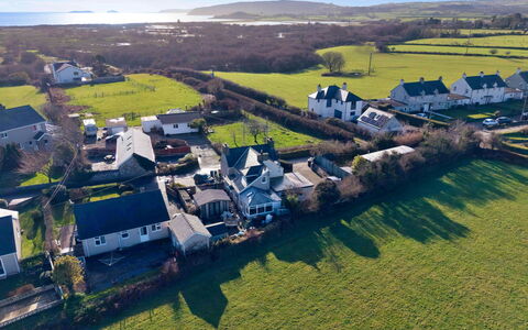 Penrhos Sea Cottage: Boligområde, Almindeligt, Landskab, Hus, Landdistrikt, Land Lot, Hjem, Menneskelig Bosættelse, Forstad, Landsby