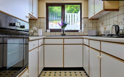 Delfryn: Køkken, Gulvbelægning, Countertop, Indretning, Køkken Apparat, Cabinetry, Etage, Større Bandage, Komfur, Hjem
