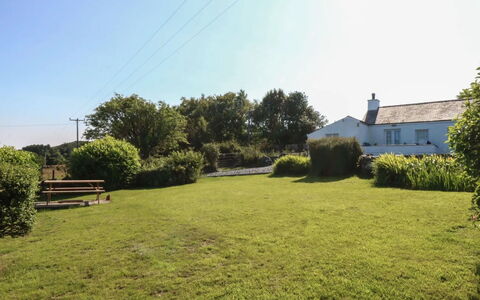 Merddyn Cottage: Himmel, Græs, Græs-, Busk, Almindeligt, Land Lot, Landdistrikt, Lawn