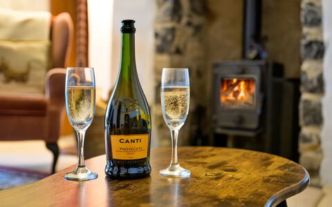 Merddyn Cottage: Flaske, Drinkware, Barware, Glasservice, Vin