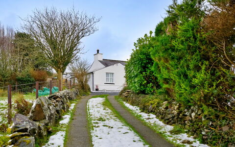 Merddyn Cottage: Busk, Hus, Sommerhus, Bunddække, Indkørsel, Hældning, Have, Landsby, Landscaping