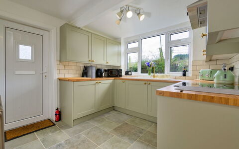 Merddyn Cottage: Gulvbelægning, Træ, Indretning, Køkken, Countertop, Loft, Etage, Cabinetry, Køkken Apparat, Møbel