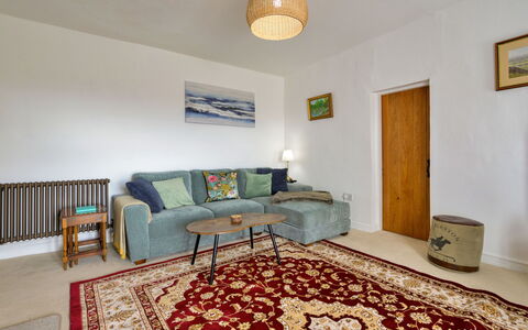 Merddyn Cottage: Møbel, Gulvbelægning, Indretning, Etage, Væg, Couch, Træ, Værelse, Loft, Stue