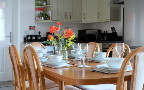 Hedd Wen Cottage: Møbel, Indretning, Træ, Bord, Gulvbelægning, Stol, Køkken & Spisebord, Spisestue, Belysning, Bordservice