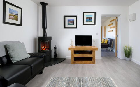 Hedd Wen Cottage: Møbel, Indretning, Gulvbelægning, Træ, Etage, Hearth, Værelse, Husholdningsapparat, Stue, Television