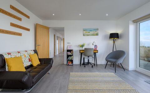 Hedd Wen Cottage: Møbel, Indretning, Gulvbelægning, Etage, Træ, Couch, Loft, Værelse, Stue, Trægulve