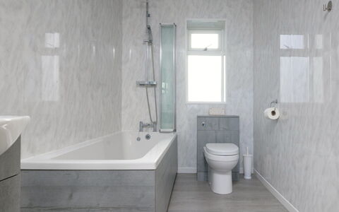 Hedd Wen Cottage: Badeværelse, Sanitærarmatur, Væg, Gulvbelægning, Etage, Badekar, Indretning, Tap, Vvs, Håndvask