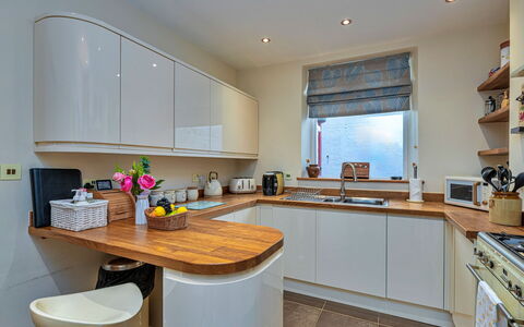 Bryn Derfel House: Countertop, Køkken, Køkken Apparat, Indretning, Møbel, Gulvbelægning, Træ, Cabinetry, Større Bandage, Belysning