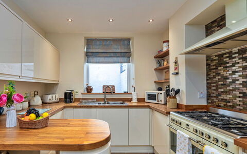 Bryn Derfel House: Countertop, Køkken, Køkken Apparat, Indretning, Større Bandage, Møbel, Cabinetry, Gulvbelægning, Træ, Husholdningsapparat