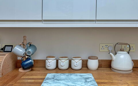 Bryn Derfel House: Køkken Apparat, Bordservice, Køkken, Serveware, Countertop, Husholdningsapparat, Indretning, Teapot