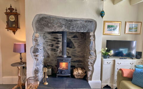 Pen-Y-Groes: Hearth, Hjem, Skorsten, Naturmateriale, Ildsted, Stenmur, Brændeovn, Stue, Stueplante, Varme