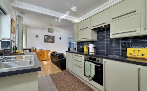 Dyffryn: Køkken, Countertop, Køkken Apparat, Større Bandage, Indretning, Gulvbelægning, Loft, Cabinetry, Etage, Møbel