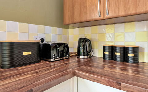 Nant Y Mynydd: Køkken Apparat, Træ, Køkken, Countertop, Lille Apparat, Indretning, Gulvbelægning, Husholdningsapparat, Cabinetry