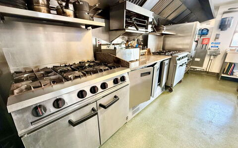 Jabajak Vineyard: Køkken, Større Bandage, Komfur, Køkken Apparat, Countertop, Gaskomfur, Komfur, Husholdningsapparat, Cooktop, Tilberedning