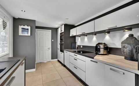 Seamill Beach House: Køkken, Countertop, Cabinetry, Køkken Apparat, Indretning, Større Bandage, Gulvbelægning, Lysarmatur, Loft, Husholdningsapparat