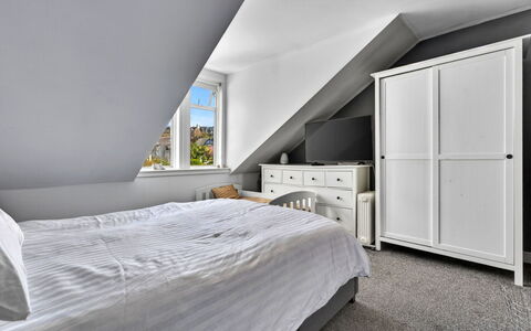 Seamill Beach House: Soveværelse, Seng, Etage, Gulvbelægning, Loft, Sengetøj, Sengetøj, Indretning, Hjem, Bed Frame