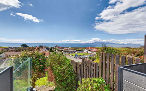Seamill Beach House: Himmel, Blå, Sky, Boligområde, Forstad, Ocean, Cumulus, Kyst, Landscaping, Meteorologisk Fænomen