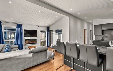 Silverwood Deluxe Chalet: Bordservice, Serveware, Kop, Kaffekop, Drinkware, Teapot, Mad, Tallerkner, Te Kop, Porcelæn