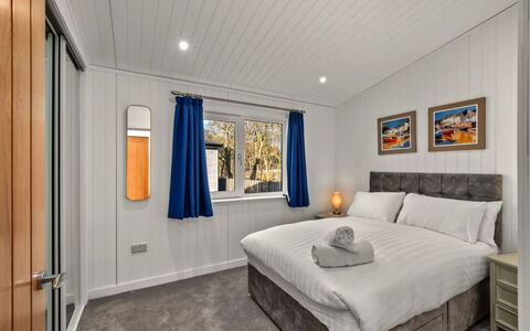 Silverwood Deluxe Chalet: Bordservice, Serveware, Kop, Kaffekop, Drinkware, Teapot, Mad, Tallerkner, Te Kop, Porcelæn