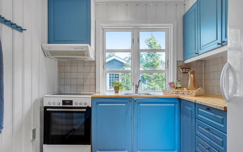 Andrina - 350M from the Sea: Køkken, Gulvbelægning, Større Bandage, Indretning, Køkken Apparat, Etage, Countertop, Køkkenvask, Cabinetry, Håndvask