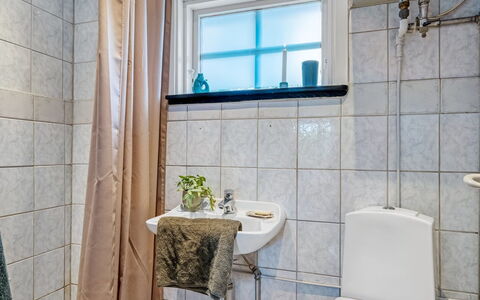 Andrina - 350M from the Sea: Sanitærarmatur, Badeværelse, Indretning, Etage, Gulvbelægning, Vvs, Håndvask, Værelse, Toilet, Tap