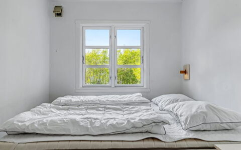 Andrina - 350M from the Sea: Soveværelse, Seng, Sengetøj, Sengetøj, Indretning, Træ, Møbel, Etage, Loft, Gulvbelægning
