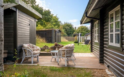 Andrina - 350M from the Sea: Græs, Træ, Busk, Sommerhus, Hjem, Have, Land Lot, Sidespor, Bunddække, Backyard