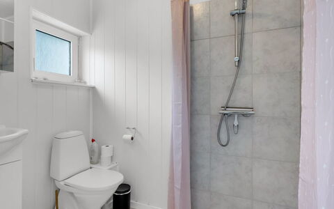 Soleil - 1.5Km from the Sea: Gulvbelægning, Væg, Sanitærarmatur, Etage, Toiletbræt, Badeværelse, Toilet, Indretning, Håndvask, Vvs