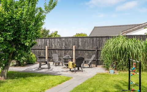 Soleil - 1.5Km from the Sea: Have, Busk, Land Lot, Skygge, Lawn, Backyard, Landscaping, Gård, Hegn, Home Fencing
