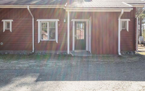 Koli Country Club B 5: Træ, Hjem, Hus, Tag, Sidespor, Sommerhus, Boligområde, Dør, Skydevindue, Hårdttræ