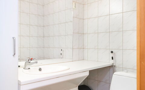 Koli Country Club B 6: Sanitærarmatur, Badeværelsesvask, Væg, Gulvbelægning, Badeværelse, Håndvask, Etage, Indretning, Tap, Vvs