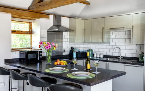The Cottages Collection at Rusty Lane Farm: Møbel, Køkken, Indretning, Countertop, Gulvbelægning, Køkken Apparat, Cabinetry, Lysarmatur, Større Bandage, Træ